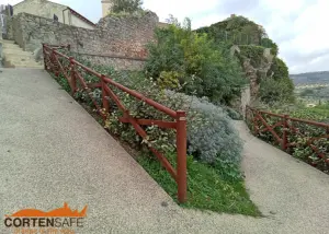 Staccionata Cadore H3C-3 per percorso pedonale di Magliano in Toscana.