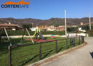 Staccionata Bormio H4C per parco giochi di Pederobba.