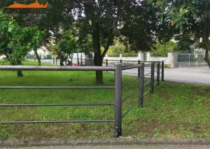 Staccionata Bormio H3C e H4C per parco giochi e marciapiede di Prevalle.