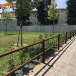 Staccionata Brunico H2C e H3C per area di verde pubblico a Rosà.