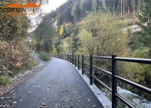 Staccionata Brunico H3C per strada di S. Cristina Val Gardena.