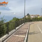 Parapetto Falcade HO3 per marciapiede a San Zeno di Montagna.