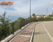 Parapetto Falcade HO3 per marciapiede a San Zeno di Montagna.