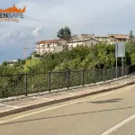 Parapetto Falcade HO3 per marciapiede a San Zeno di Montagna.