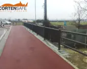 Staccionata Brunico H3C e parapetto Falcade HO3 per marciapiede a Sesto Fiorentino.