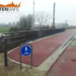 Staccionata Brunico H3C e parapetto Falcade HO3 per marciapiede a Sesto Fiorentino.