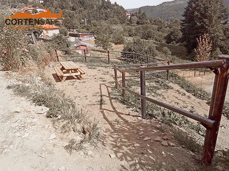 Zum Schutz des Fußgängerwegs der Burg Montemignaio - 1