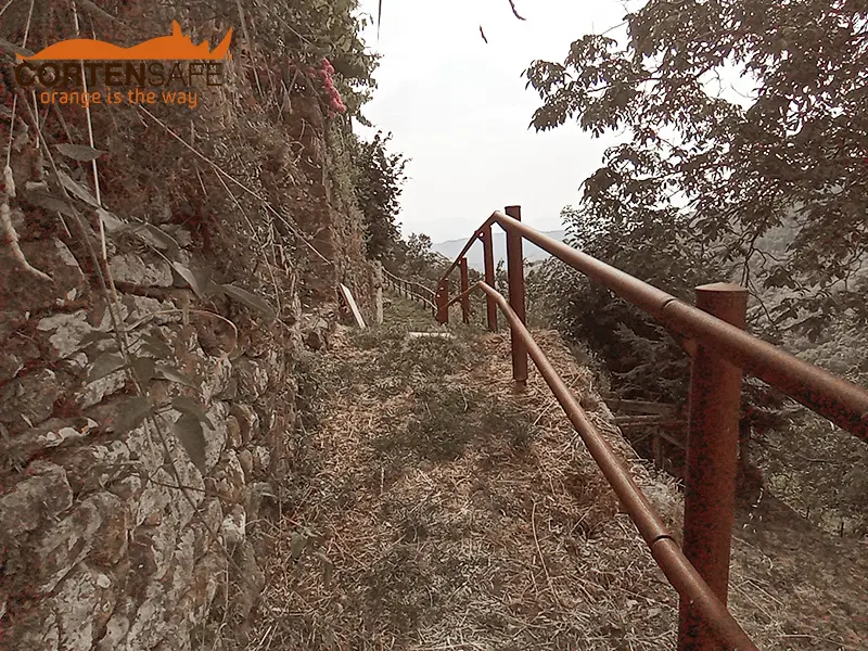 Zum Schutz des Fußgängerwegs der Burg Montemignaio - 10