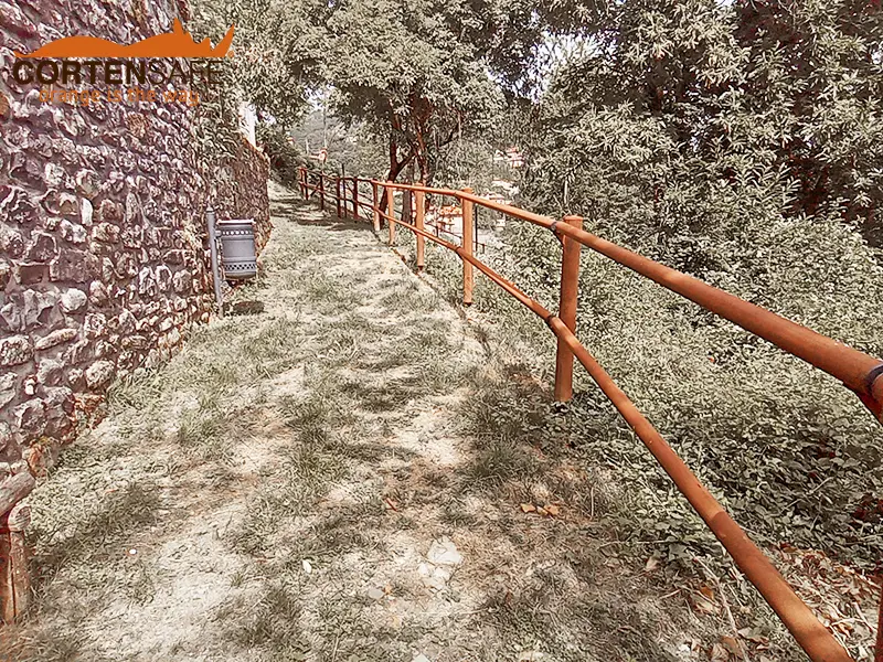 Zum Schutz des Fußgängerwegs der Burg Montemignaio - 4