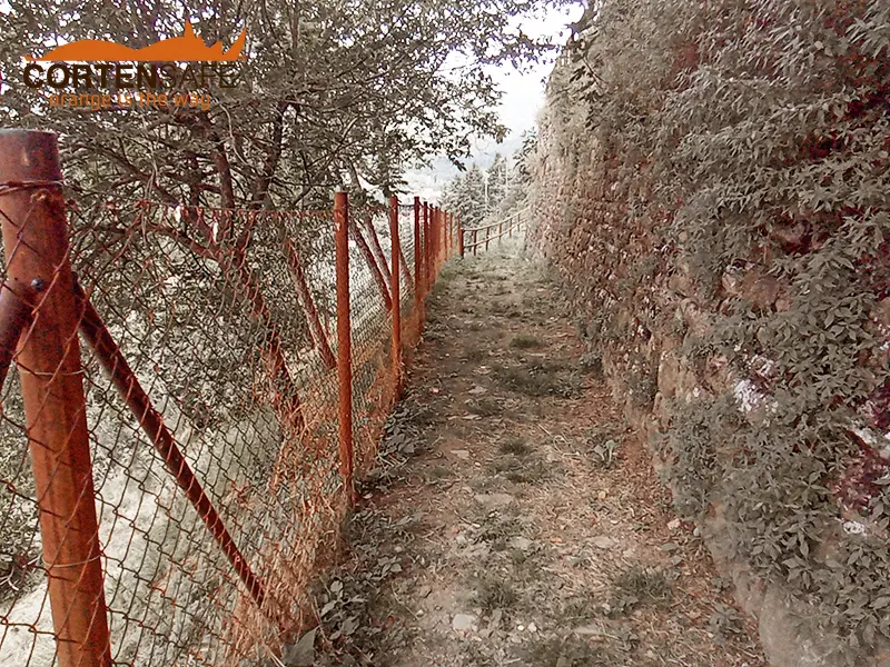 Zum Schutz des Fußgängerwegs der Burg Montemignaio - 7