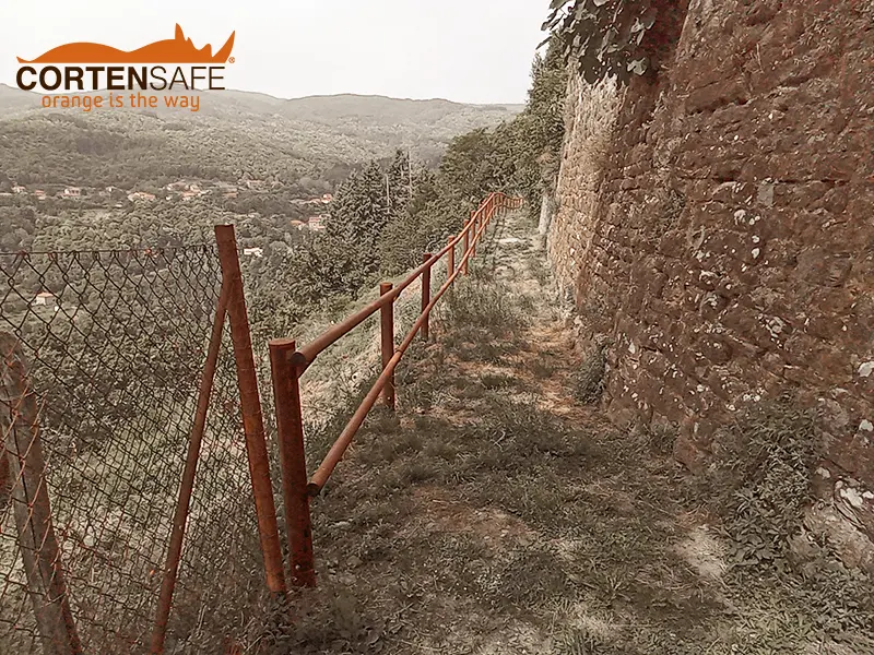 Zum Schutz des Fußgängerwegs der Burg Montemignaio - 8