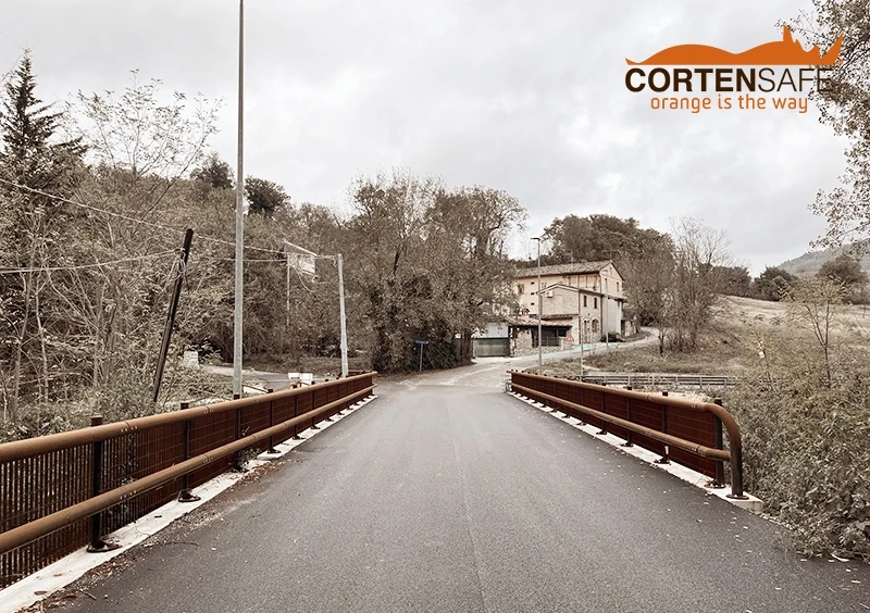 Barriera-bordo-ponte-Cervino-H2BP-2-in-corten-2023-Caldarola-MC-(1) Barriera bordo ponte Cervino H2BP-2 per ponte di Caldarola (MC) - 1