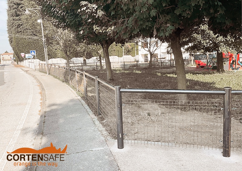 Recinzione in acciaio corten modello Cles HAC Grid by Cortensafe per parco giochi a Grantorto (PD) - 2