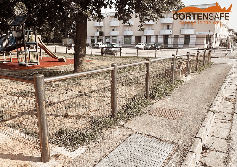 Recinzione in acciaio corten modello Cles HAC Grid by Cortensafe per parco giochi a Grantorto (PD) - 3