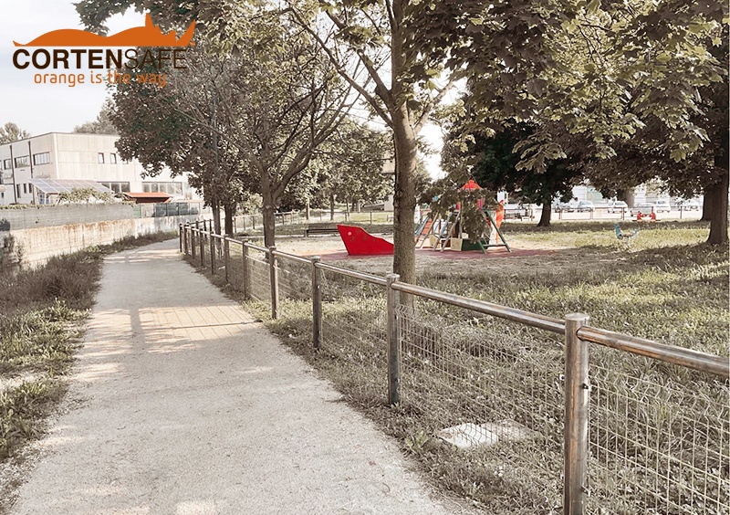 Recinzione in acciaio corten modello Cles HAC Grid by Cortensafe per parco giochi a Grantorto (PD) - 6