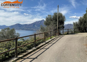 Staccionata Brunico H2C a Torri del Benaco con vista lago di Garda
